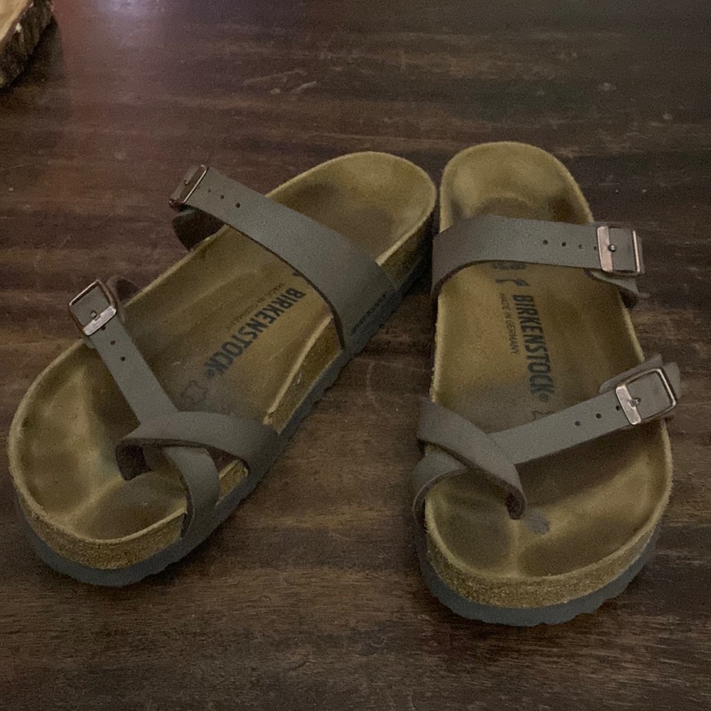 Women’s Mayari  mocha Birkenstock size 7.5 [38]